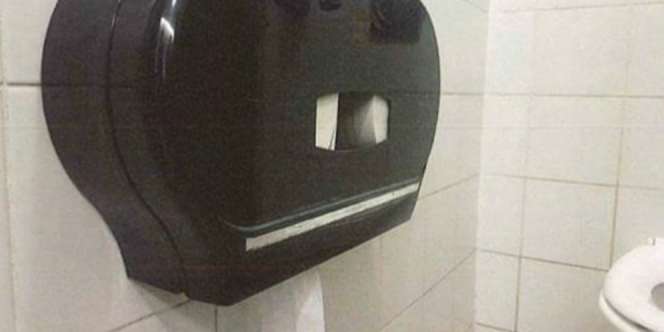 Astaga! Perhatikan di Bawah Tempat Tisu Toilet Ini