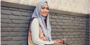 Gaya Busana Rina Nose Berhijab