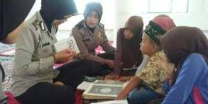 Polwan Berhijab Pengajar Anak-anak Mengaji