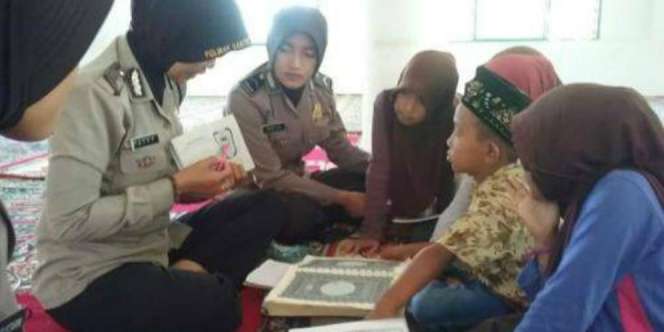 Polwan Berhijab Pengajar Anak-anak Mengaji