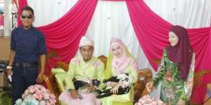 Pengantin Pilih Bersanding dengan Kambing