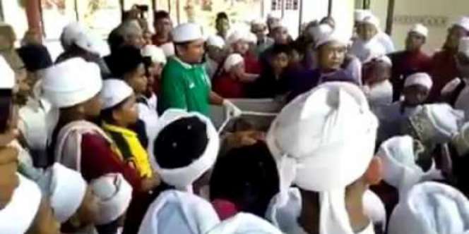 Pemakaman Itu Bikin si Pemuda Merinding, Lihat yang Terjadi