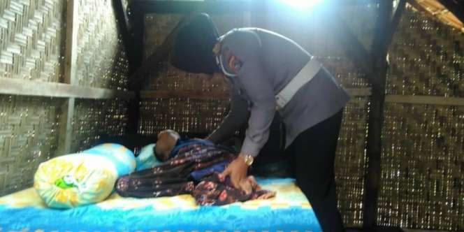 Polwan Berhijab Wujudkan Mimpi Difabel Tidur di Kasur