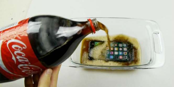 Apa Jadinya iPhone 7 Direndam Dalam Soda Selama 12 Jam?