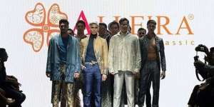 Alleira Tampilkan Busana Batik Kasual untuk Pria