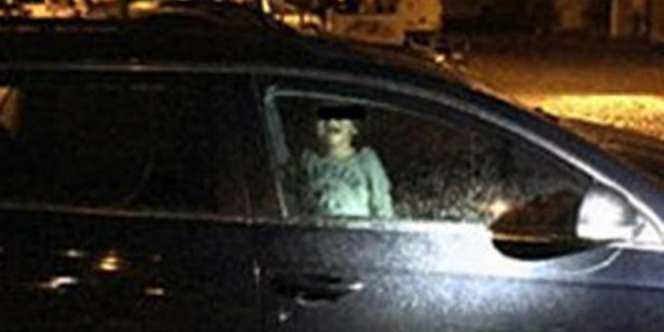 Tega! Anak Dikunci Dalam Mobil, Ibu Malah Dugem