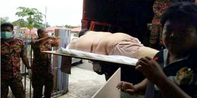 Pria Pelahap 30 Mangkuk Mie Akhirnya Dibawa ke RS dengan Truk