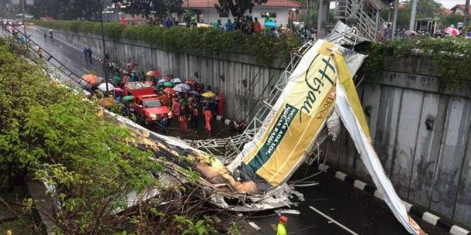 2 Orang Tewas Akibat Ambruknya JPO Pasar Minggu