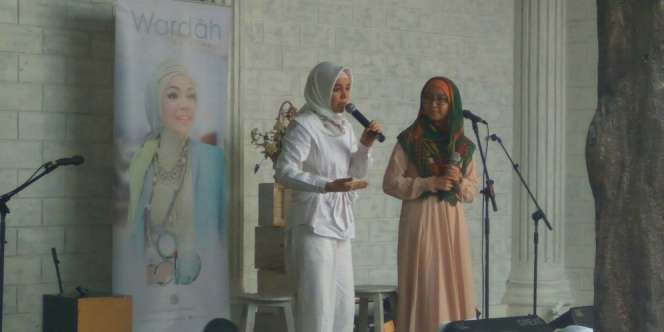 Kemurahan Hati Hijaber Ini Pikat Hati Dewi Sandra