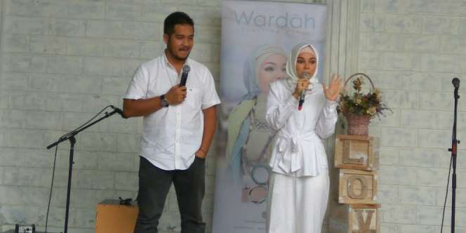 Dewi Sandra Paksa Suami Tampil di Depan Umum