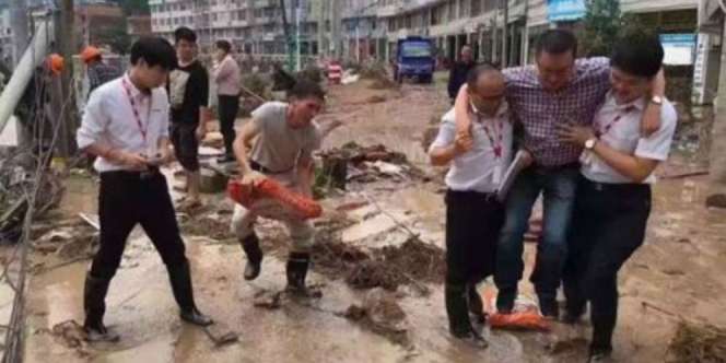 Digendong karena Takut Sepatu Basah, Pejabat Dipecat