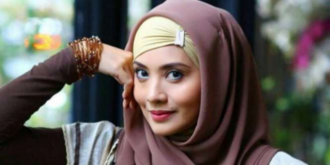 Tengok Gaya Hijab Elma Theana dengan Ciput Belah Samping