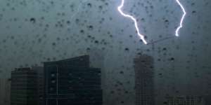 Awas! Hujan Lebat Disertai Petir dan Angin di Jabodetabek