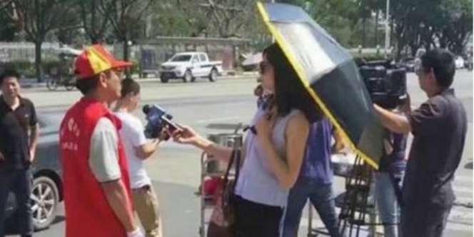Pakai Payung Wawancara Korban Bencana, Reporter Cantik Diskors