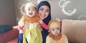 Gaya Kembar Busana Hijab Artis Bareng Buah Hati