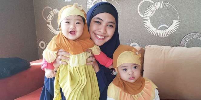 Gaya Kembar Busana Hijab Artis Bareng Buah Hati