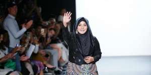 Wow! 1500 Tamu NYFW Beri `Standing Ovation` Anniesa Hasibuan
