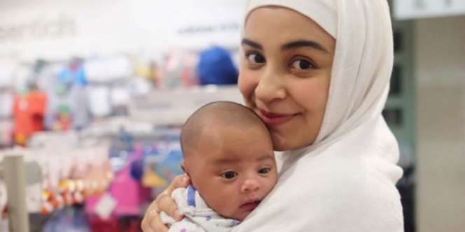 Potret Anak Shireen-Wisnu Berhijab Bikin Gemas