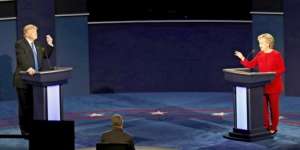 Rahasia Busana Merah Hillary Clinton Saat Tantang Donald Trump