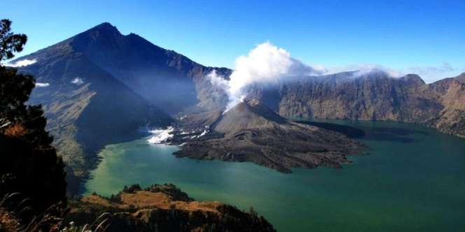 Barujari Meletus, Ratusan Wisatawan Masih Terjebak di Rinjani