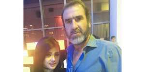 Syahrini Foto Bareng Legenda Manchester United, Netizen Heboh