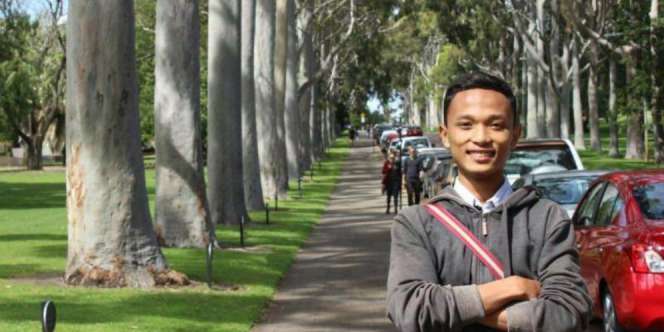Allahu Akbar... Anak Kuli Angkut Kayu Ini Raih Cumlaude