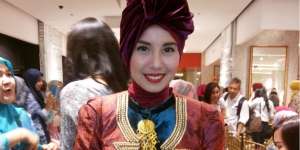 Ajari Buah Hati Sholat, Tya Ariestya Didoakan Berhijab