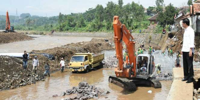Tinjau Lokasi Banjir Garut, Ini Instruksi Jokowi