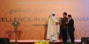 Terima Penghargaan, Ini Janji Jokowi untuk Keuangan Syariah RI