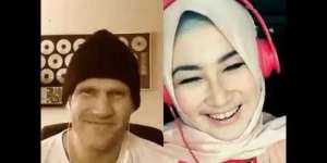 Duet Hijaber Cantik dengan Vokalis MLTR Bikin Heboh