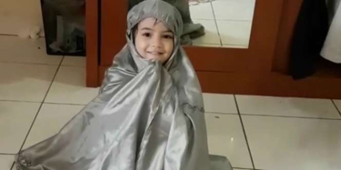 Belajar Berhijab, Sienna Meniru Gaya Ines?