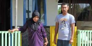 Pengabdian Guru Hijaber Ajar Anak Asmat Sendirian