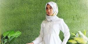 #HOTD: Asyiknya Padu Padan Busana Putih Roro Anggun