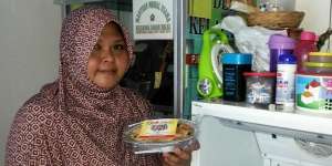Cerita Menggetarkan Wanita Mualaf Teguh Jual Kue Halal