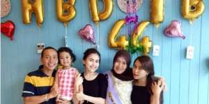 Kue Ultah Ibunda Ayu Ting Ting 'Bertabur Uang' Jadi Sorotan