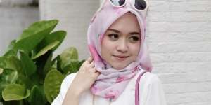 Dini Djoemiko: Gaya Hijab Chic Saat Hamil