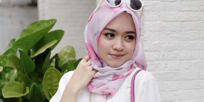 Dini Djoemiko: Gaya Hijab Chic Saat Hamil