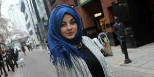 Hijaber Pakai Busana Casual dengan Jin, Kenapa Tidak!