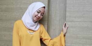 Ola Ayu: 5 Tips Kenakan Busana Oranye