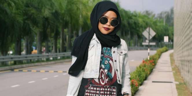 Shea Rasol: Paduan Kaus & Jaket Denim, Inspirasi Gaya Vintage