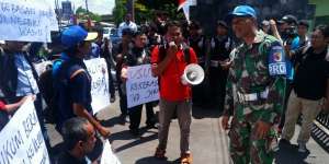 Wartawan Dipukuli dan Ditodong Pistol oleh Polisi