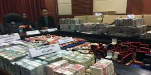 Tumpukan Uang Si Koruptor Disita, Butuh 15 Jam Hitungnya