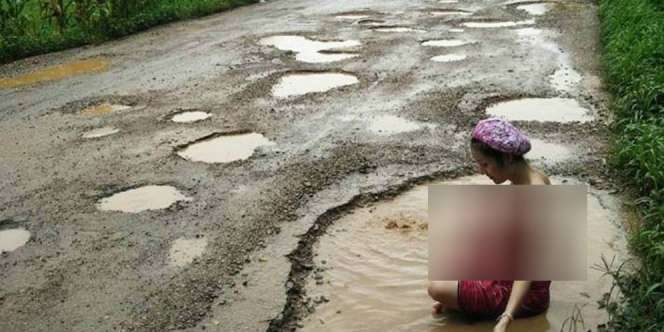 Gadis Cantik Mandi di Kubangan Air Jalan Raya, Ternyata...