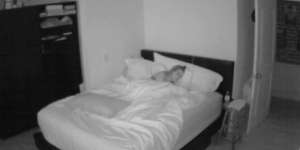Si Wanita Diganggu Saat Tidur, Lihat Kamera CCTV...