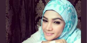 Artis ini Berhijab Setelah Dengar Suara Gaib Saat Sholat Subuh