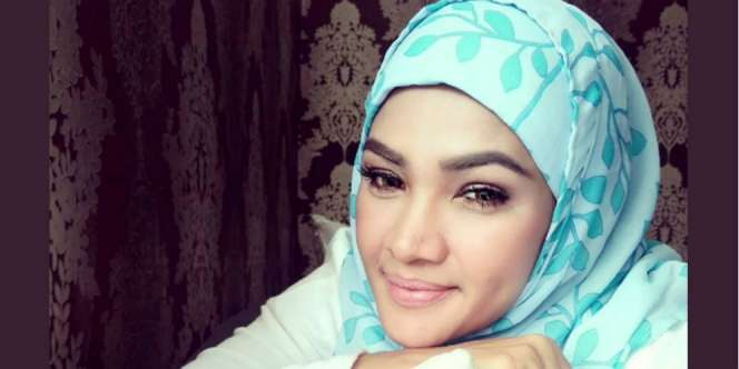 Artis ini Berhijab Setelah Dengar Suara Gaib Saat Sholat Subuh