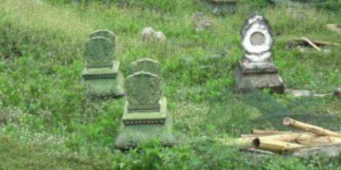 3 Makam Misterius Muncul di Padepokan Dimas Kanjeng