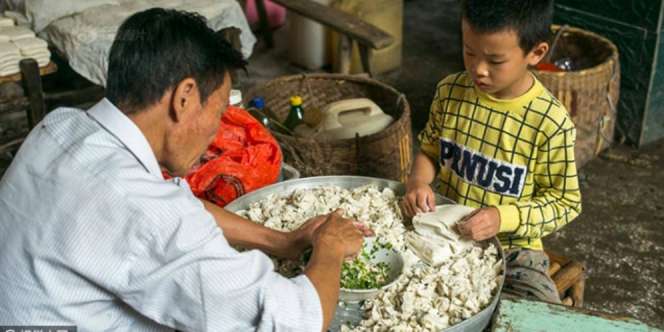 Bantu Ekonomi Keluarga, Bocah 8 Tahun Ini Jualan Pangsit