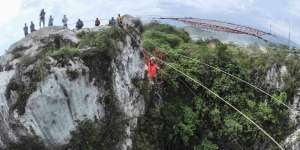 Sensasi Wisata Pacu Adrenalin di Gunung Kapur Bandung