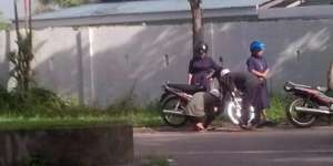 Foto Dua Ustaz Bantu Biarawati Jadi Viral